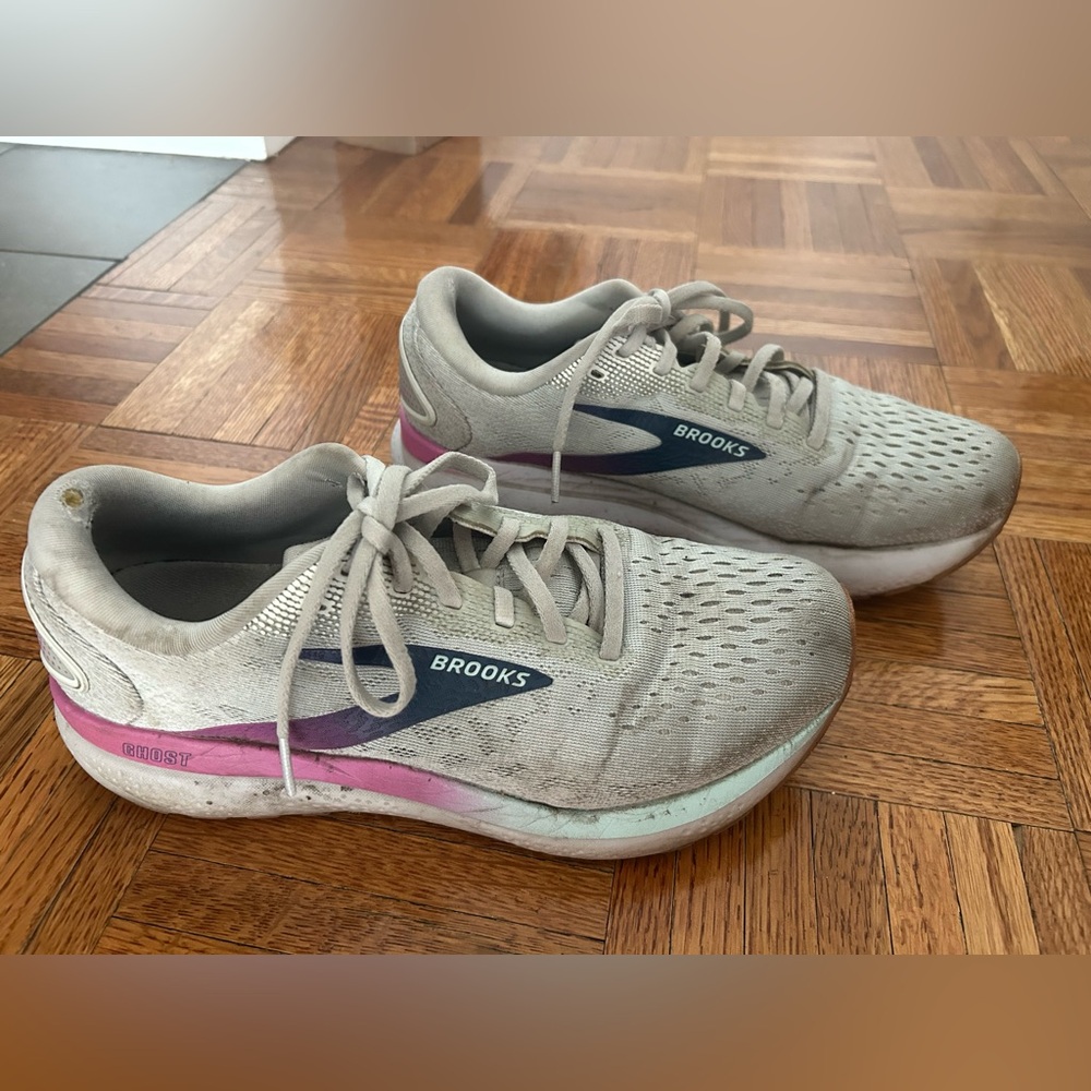 Brooks Ghost 16 Light Gray Running Shoes with Navy and Pink Accents